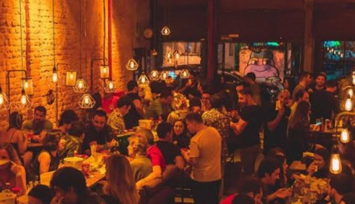 Salão movimentado do Coordenadas Bar em Botafogo